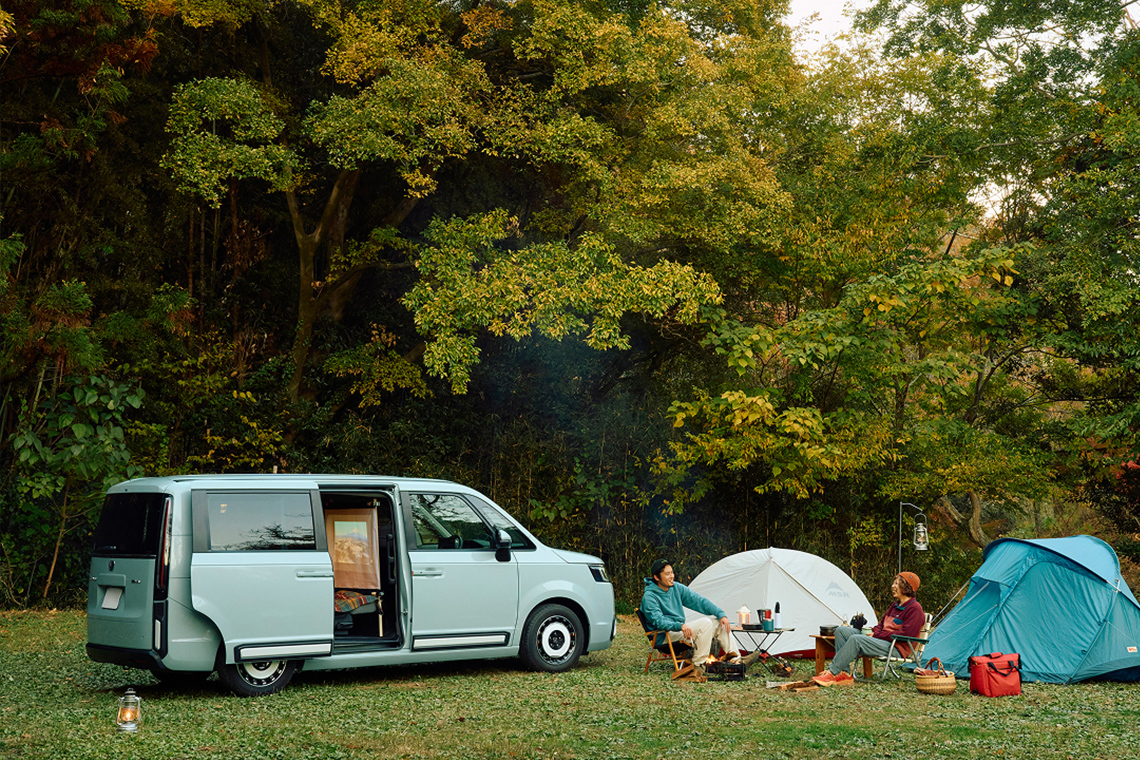 STEP WGNをシアタールームにDIY！キャンプや車中泊で映画を満喫