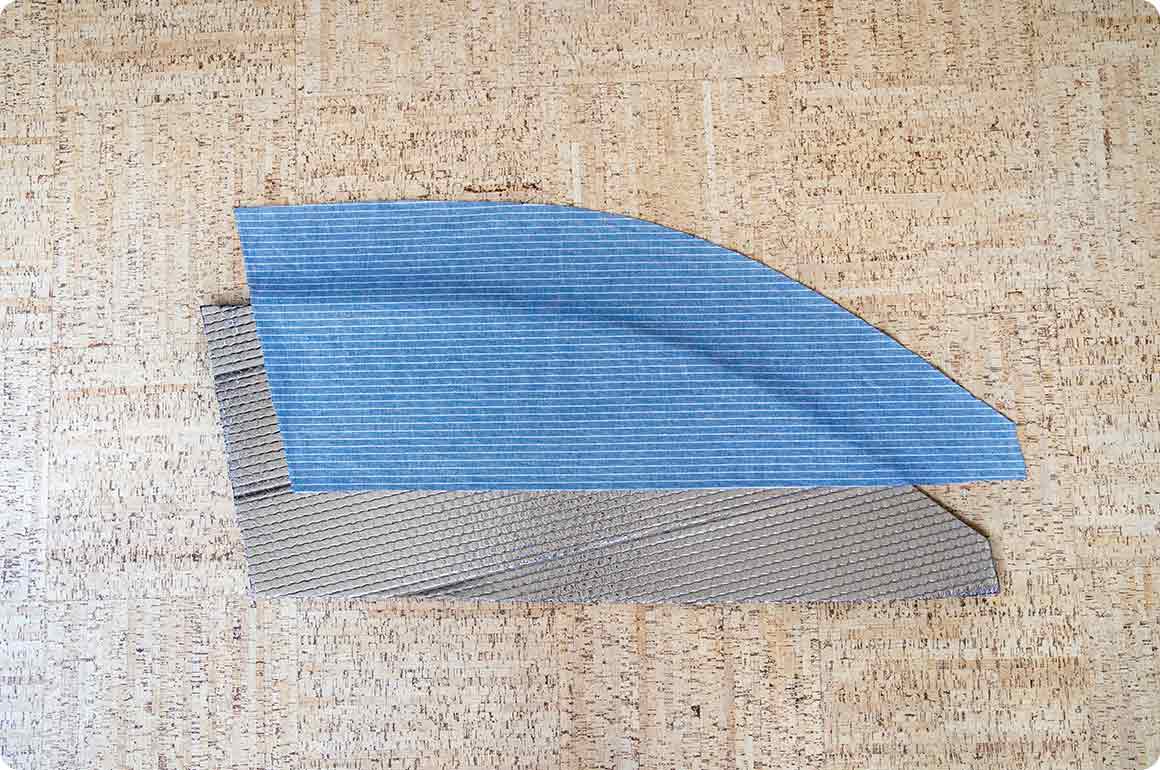 取った型を元にアルミシートと布生地をカット