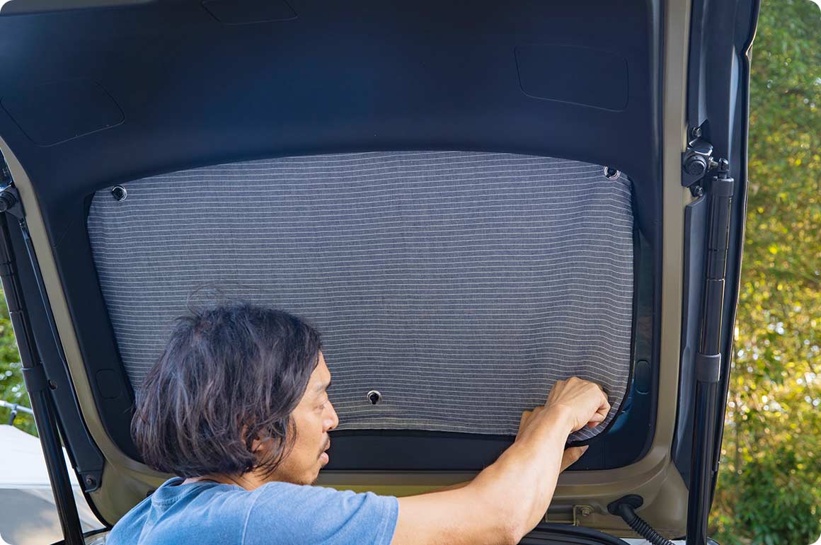 リアウインドウ用のシェードは、テールゲートを開けて外からの取り付けが楽