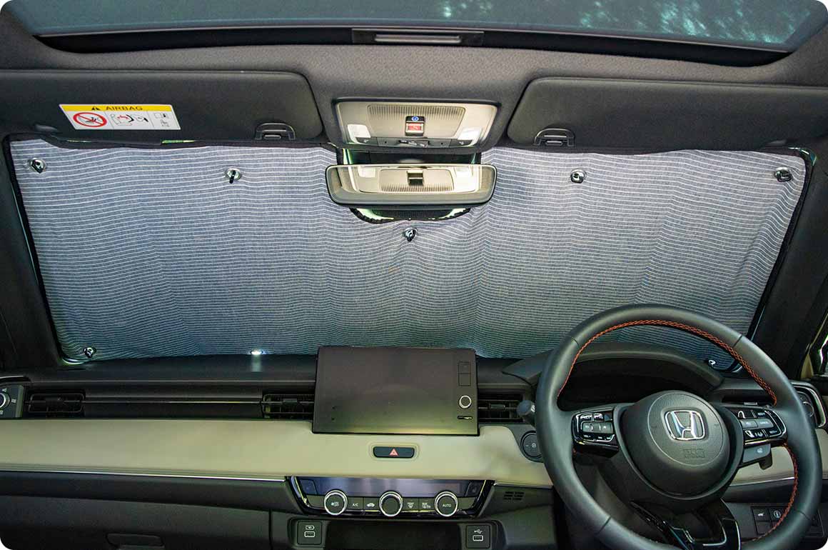 フロントウインドウ用のシェードは、ルームミラーと干渉しないように加工