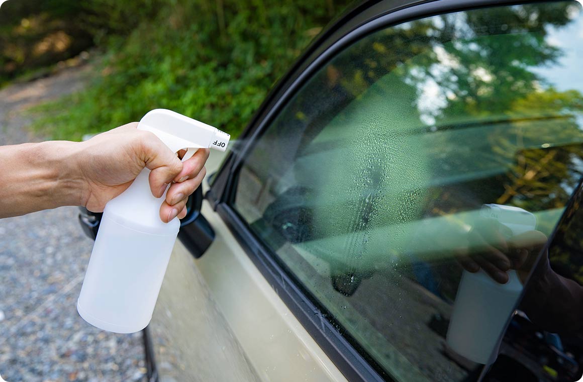 窓の外側から霧吹きでまんべんなく水を吹きかける