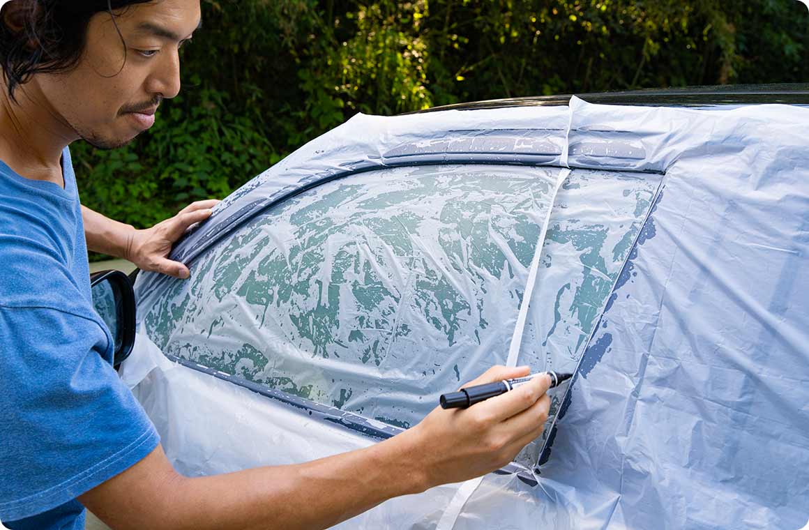 透明ビニール袋を貼り付け、縁に沿って油性マジックペンでラインを引く