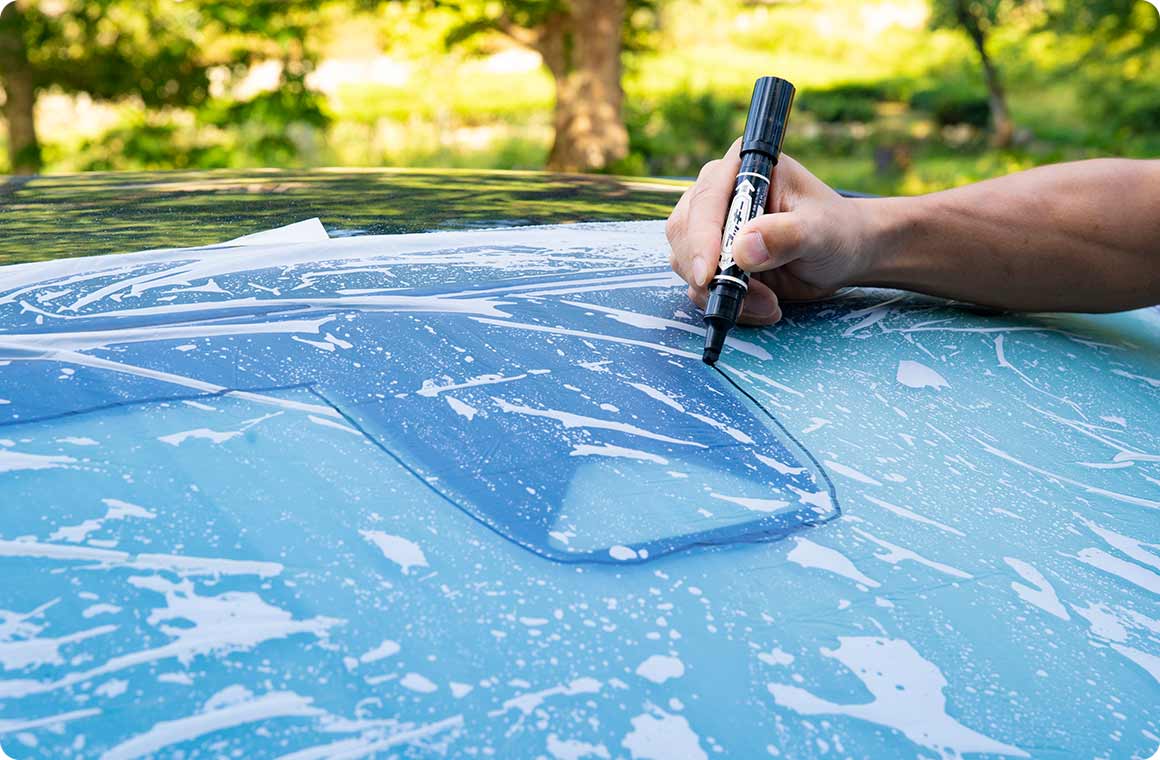 フロントウインドウの型取りで注意したい点は、ルームミラー周りの部分。外側からの作業が最適