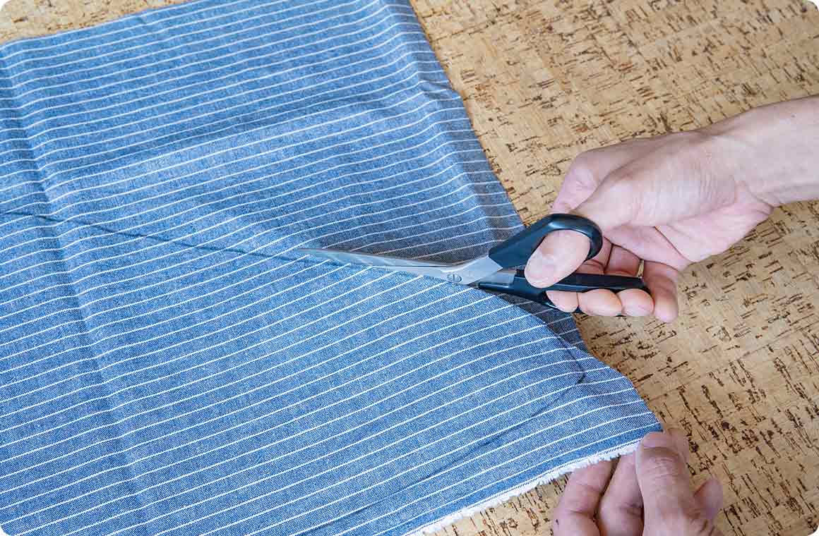 アルミシートと布生地、それぞれをラインに沿ってハサミでカット