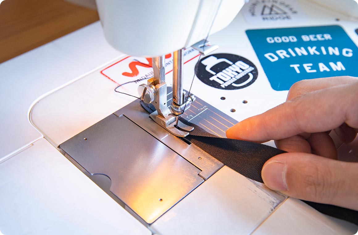 4.テープを縫い合わせる