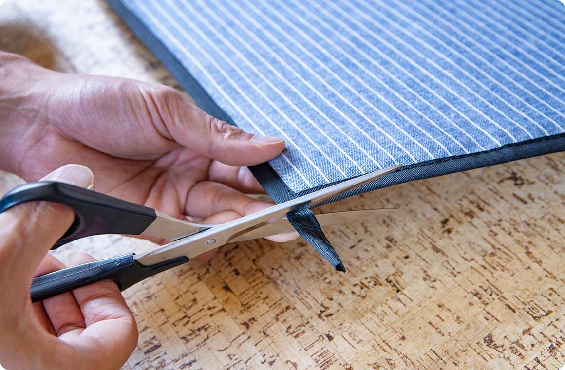 余らせておいた先端約3cmの部分をハサミでカット