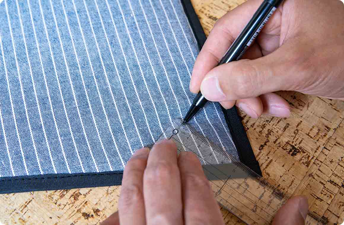 ハト目の位置は角から5cmが目安。穴を開けるポイントに油性マジックペンで印をつける