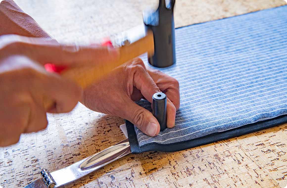 ハト目キットの穴開け具＆ハンマーを使い、印を付けた部分に穴を開ける