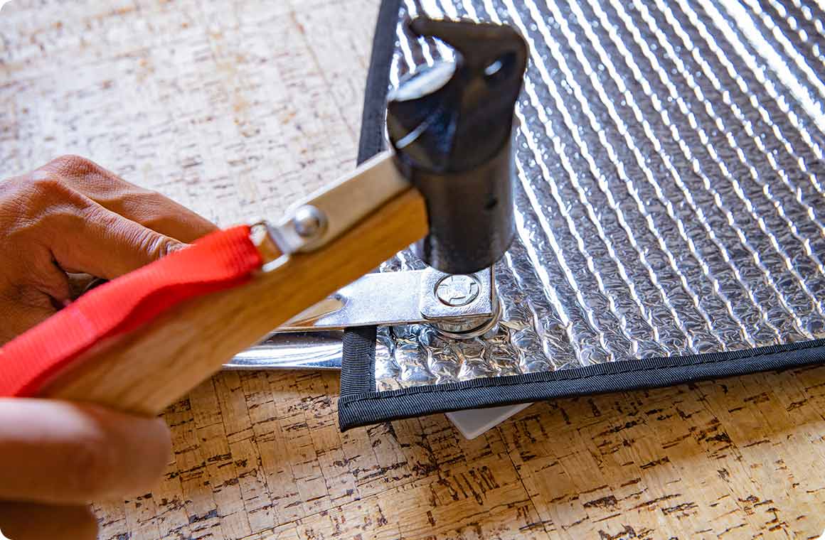 その穴にハト目金具をセットし、ハンマーで打つとハト目が固定される