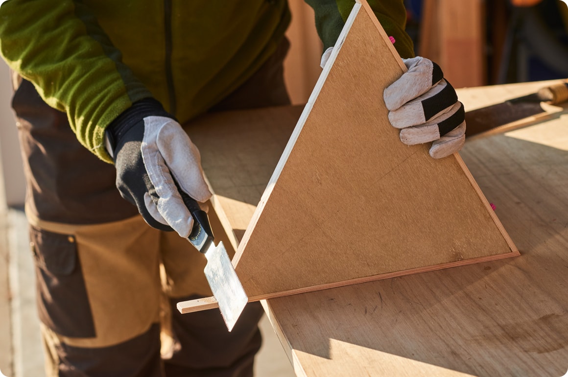 さりげないおしゃれポイントとして、側面から底板のホゾが少しはみ出るようにして立体感を出し、また下部もあえて隙間を開けました