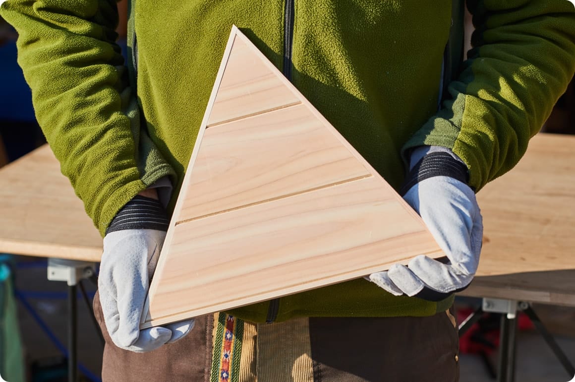 クッションを取り外し式にするために、固定用のボタンも取り付け