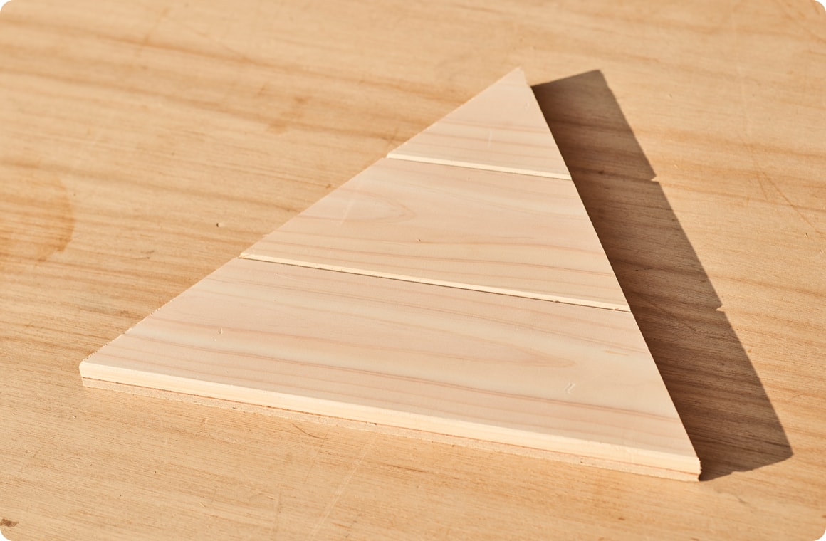 描いた線に沿ってノコギリでカットする