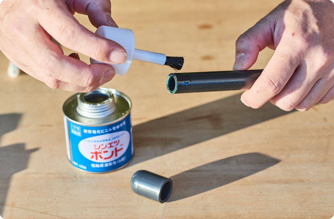 塩ビ用ボンドで各部を固定