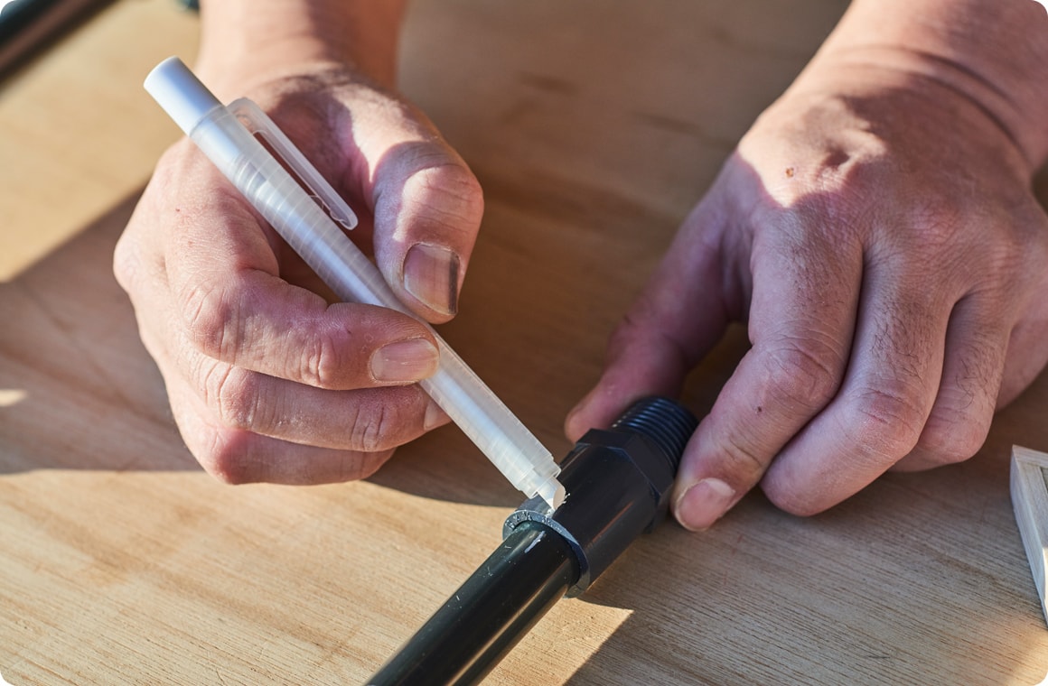 Fは、ネジを締め込んだときの軸がズレないよう