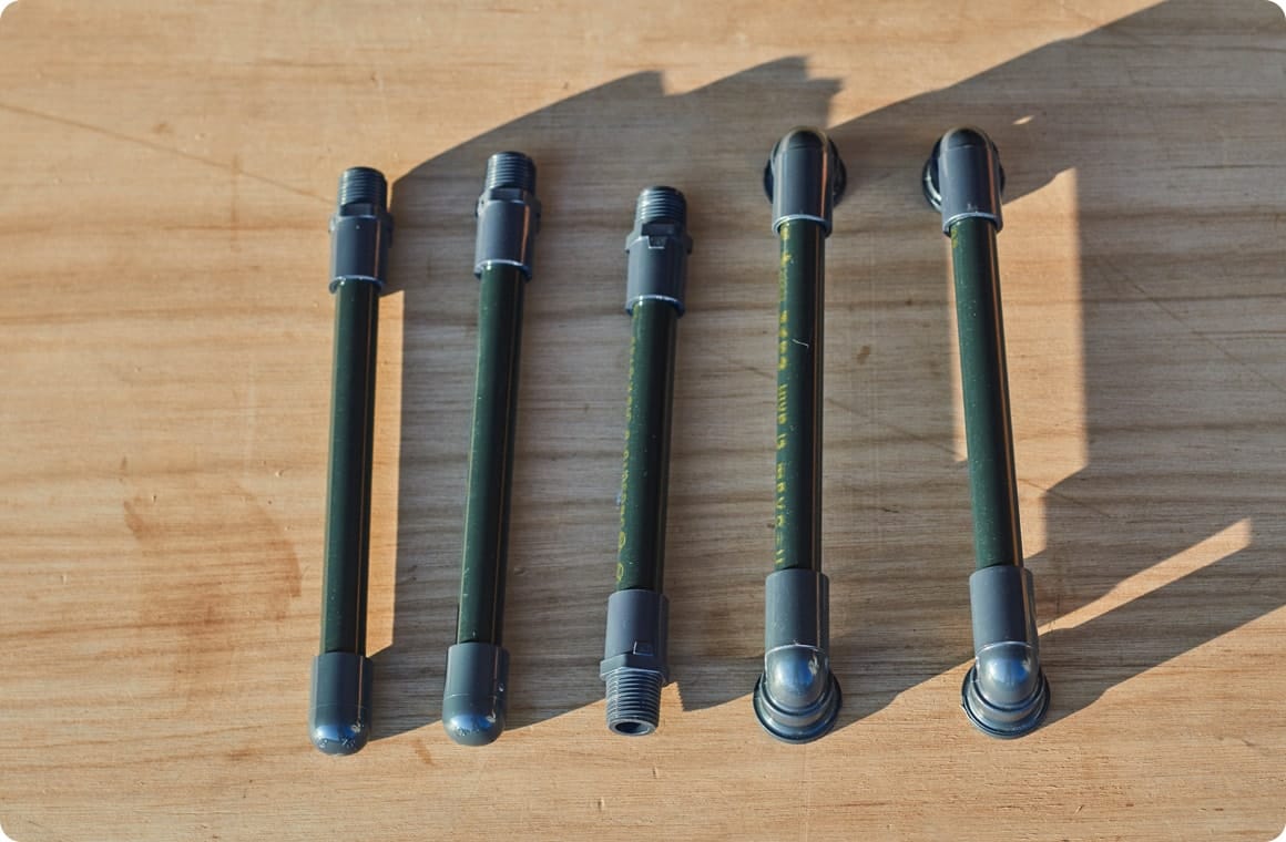 マーキングをしてから塩ビ用ボンドで固定する