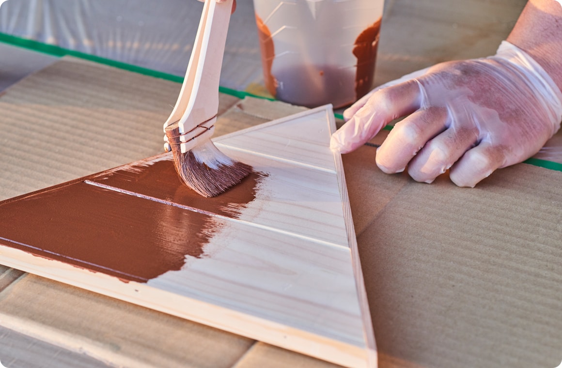 脚のプライマーを乾かしている間に、天板の塗料を塗る