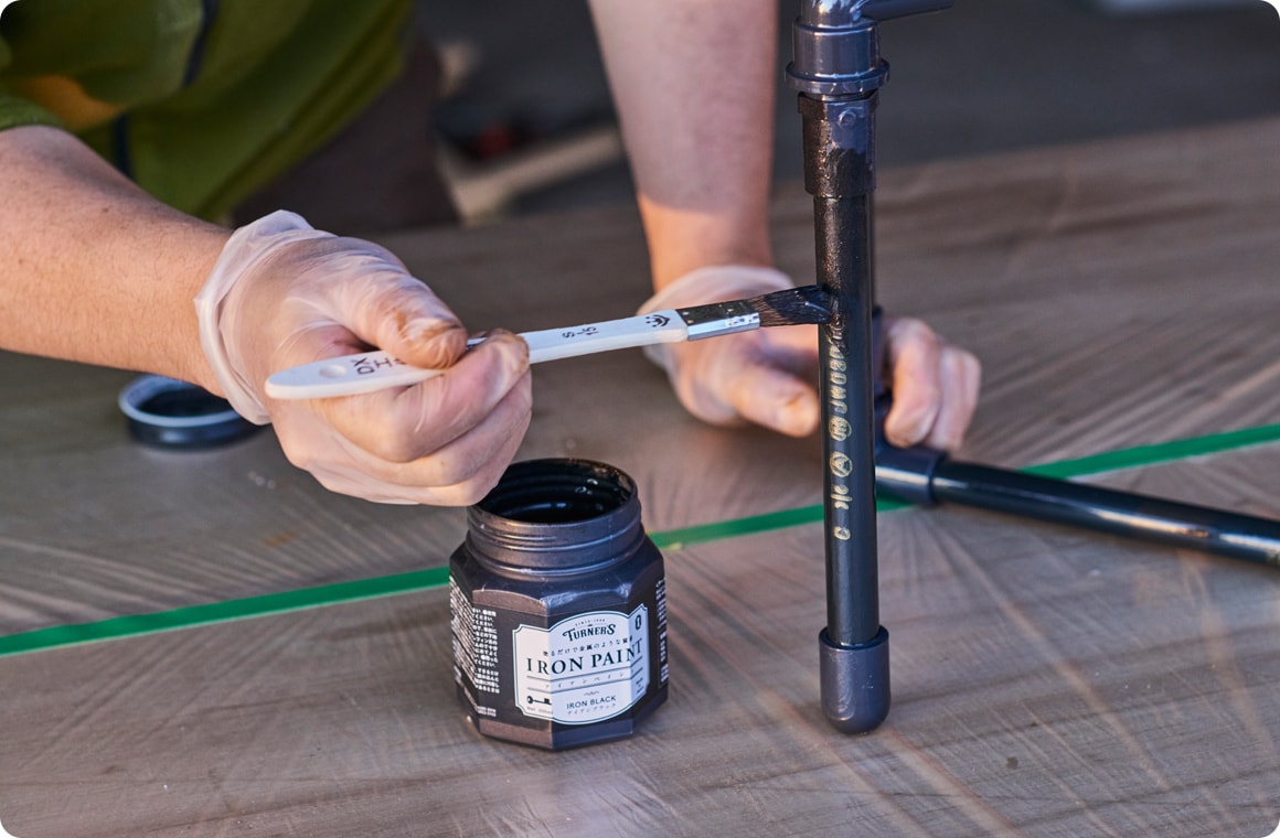 脚のプライマーが乾いたら、仕上げの脚用塗料を塗る