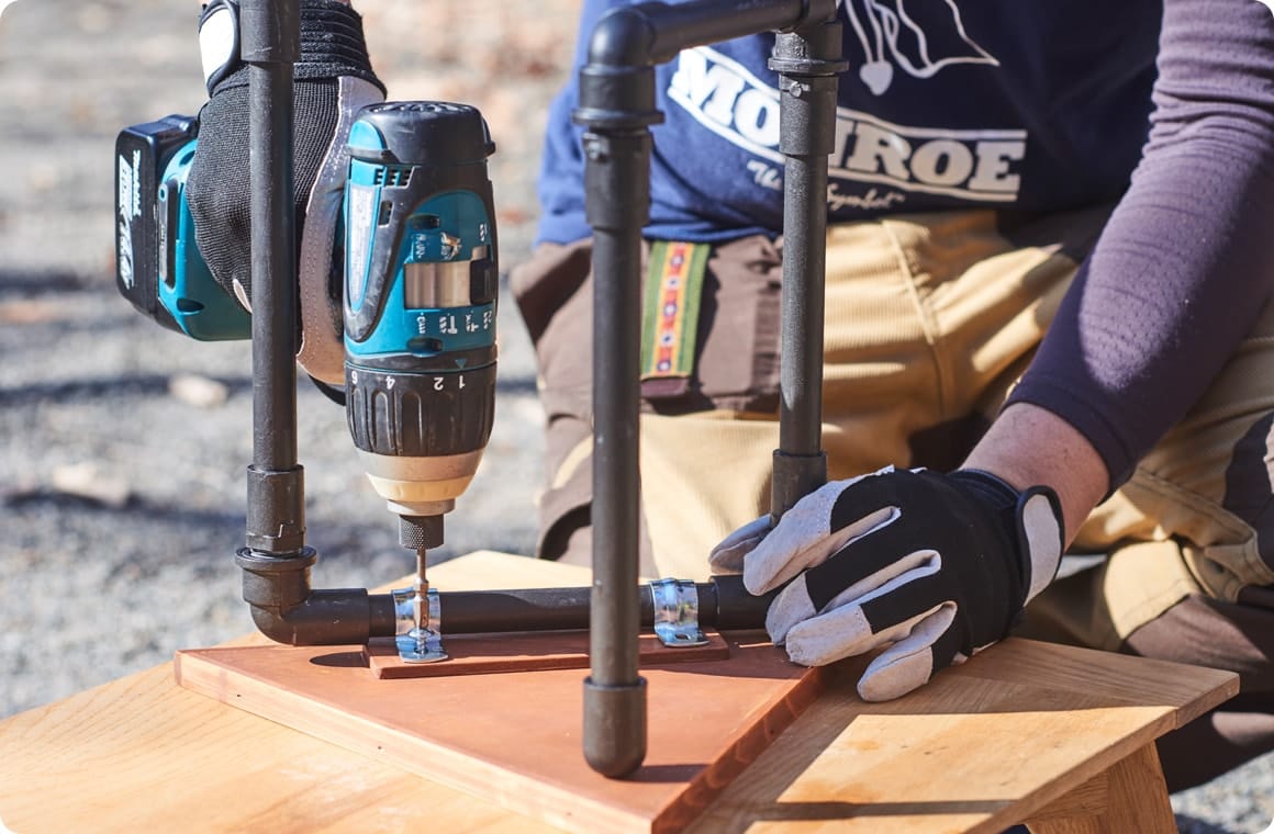 塗料が乾いたら、天板裏のA+にHを合わせ、リブ付き片サドル＆ビスで固定。これで作業は完了