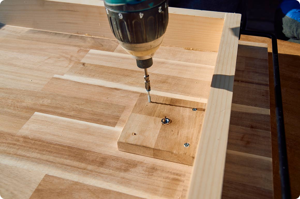 脚受けの補強板を固定