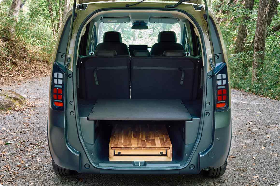 荷室用ユーティリティーボードをセッティングした車載時の様子