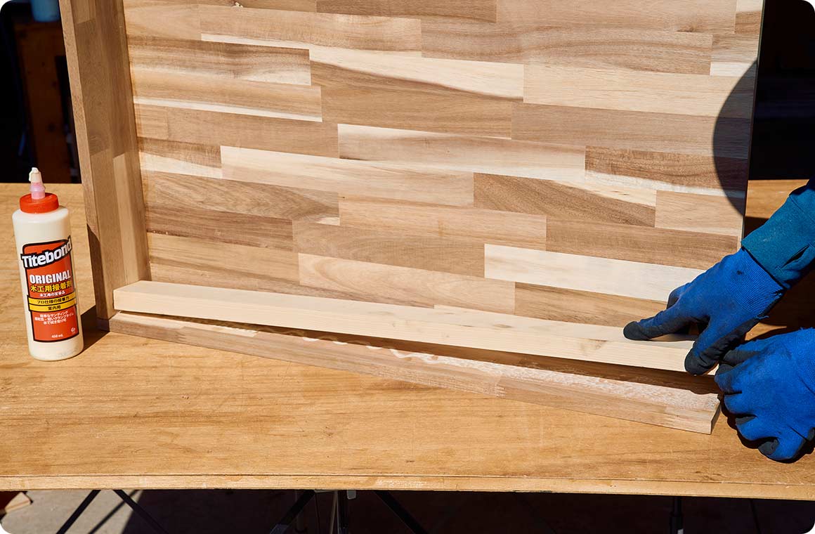 スライドレール受け板A-4を、側板A-2の内側にボンドで固定する。