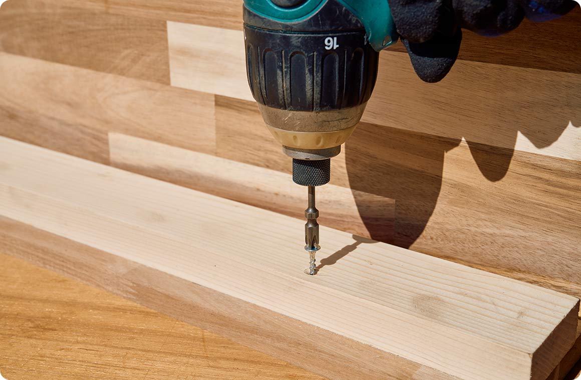 テーブルの荷重を受けるパーツのため、後に取り付ける「スライドレールのビス留めが干渉しない位置」にビス留めをする。ここでは○印の8カ所。