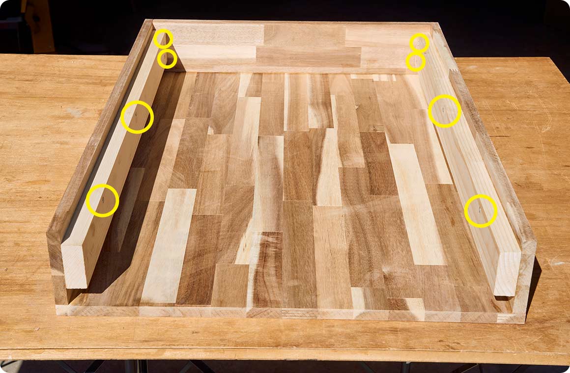 テーブルの荷重を受けるパーツのため、後に取り付ける「スライドレールのビス留めが干渉しない位置」にビス留めをする。ここでは○印の8カ所。