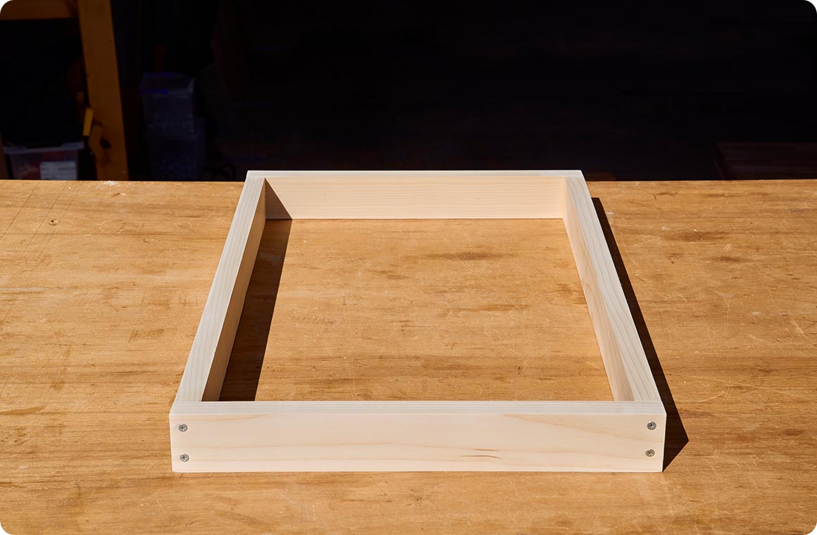 スライドテーブル用の幕板B-2とB-3をボンドで固定したあと、ビス留めをして枠を作る。