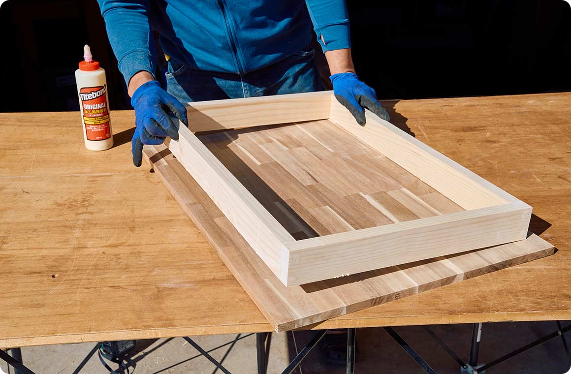 B-1のスライドテーブル用天板に、B-2とB-3の幕板で作った枠をボンドで固定する。