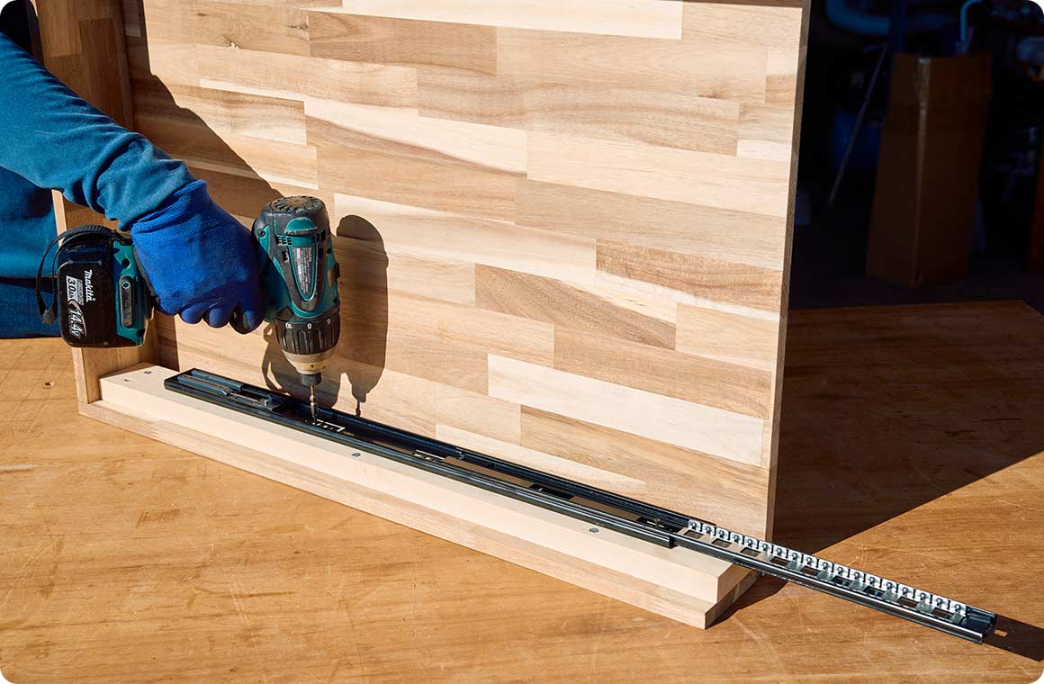 パーツ①を本体のスライドレール受け板A-4にビスで仮止めをする。スライドレールを取り付ける際は、水平を取って伸ばしたときの収まり具合を確認してから位置を決める。