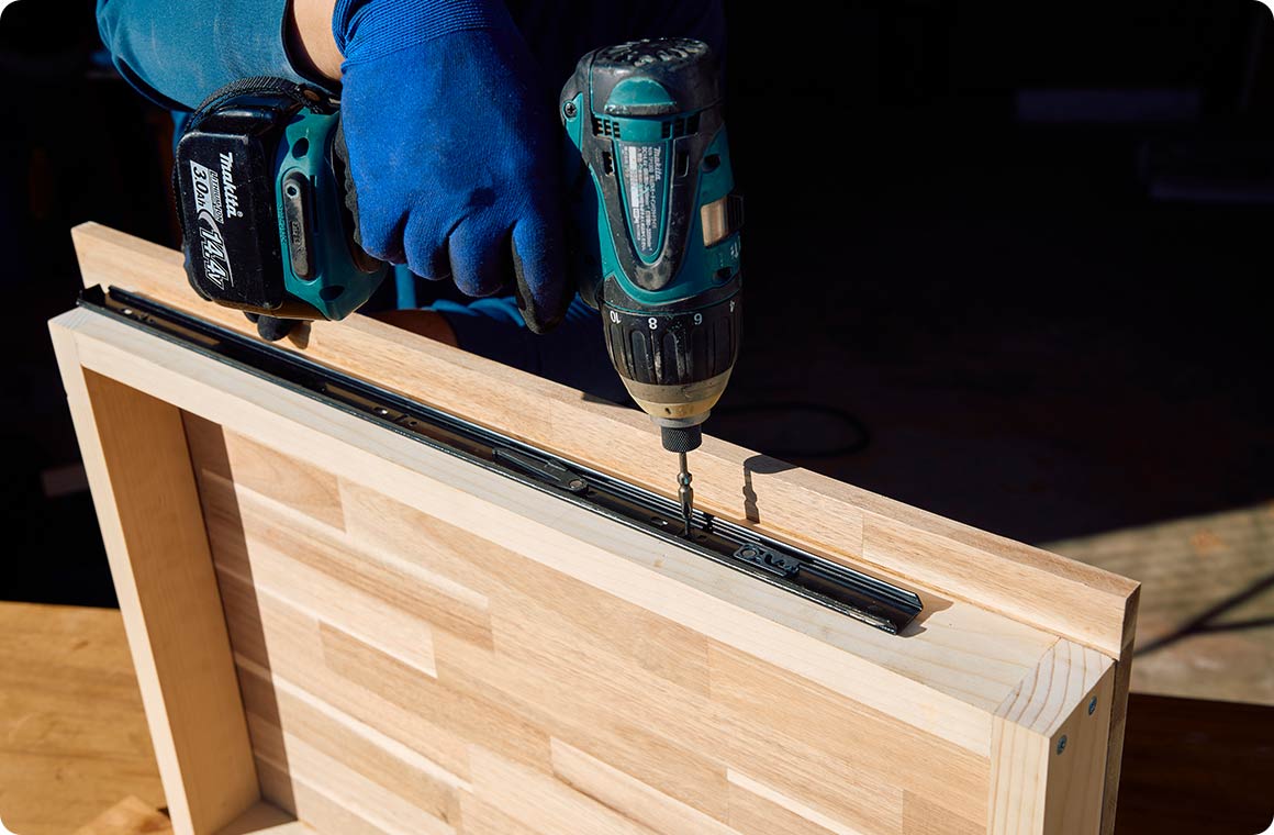 パーツ②は、スライドテーブルの幕板B-2にビスで仮止めをする。