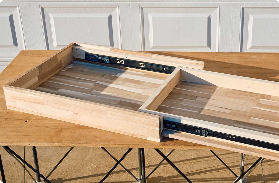 スライドレールを接続して、収まるかどうか確認をする。問題がなければビスで固定する。