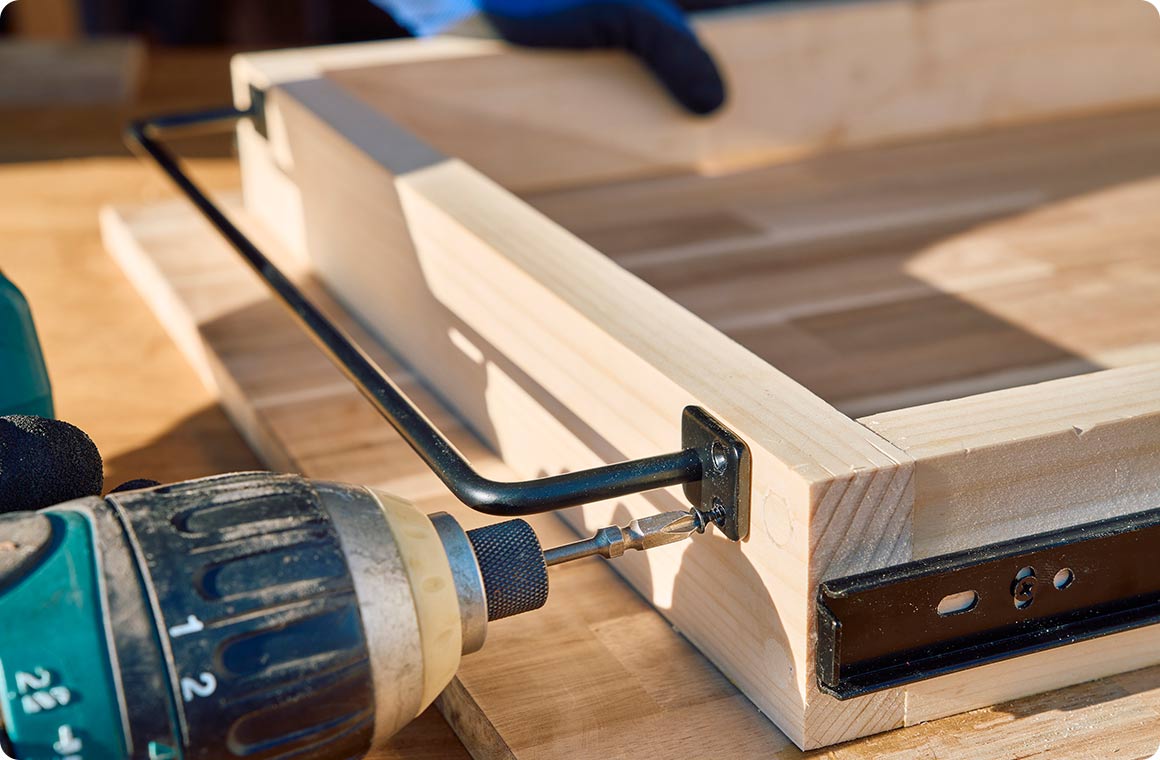 取っ手用のアイアンバーをスライドテーブルの前側、幕板B-3にビスで固定する。