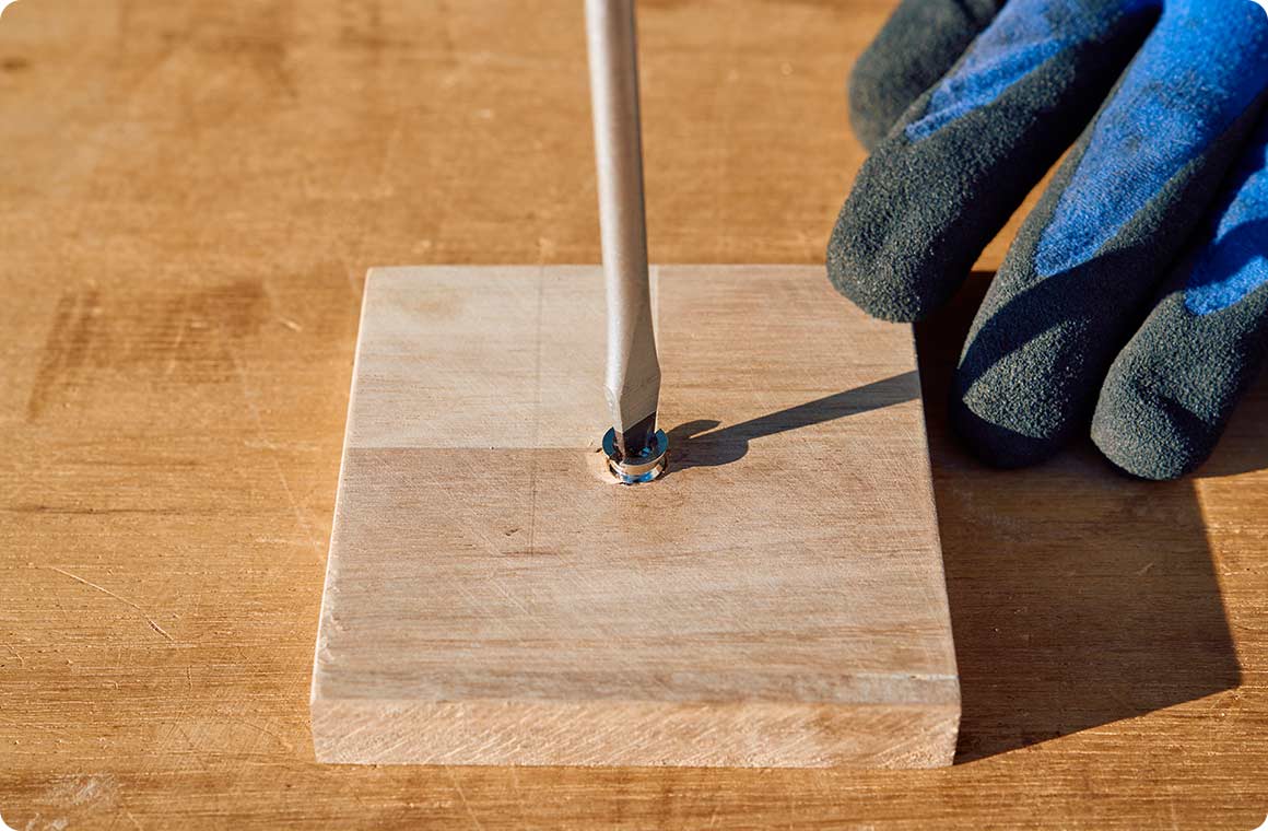 続いて一脚台座を取り付ける。まず脚受け補強板B-4に、マイナスドライバーで止めネジアダプターを固定する。