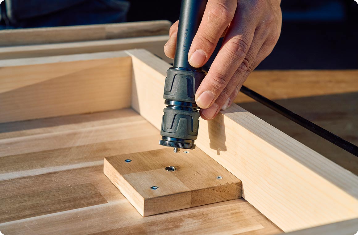 スライドテーブル展開時は、ここに一脚を差し込んで使用する。