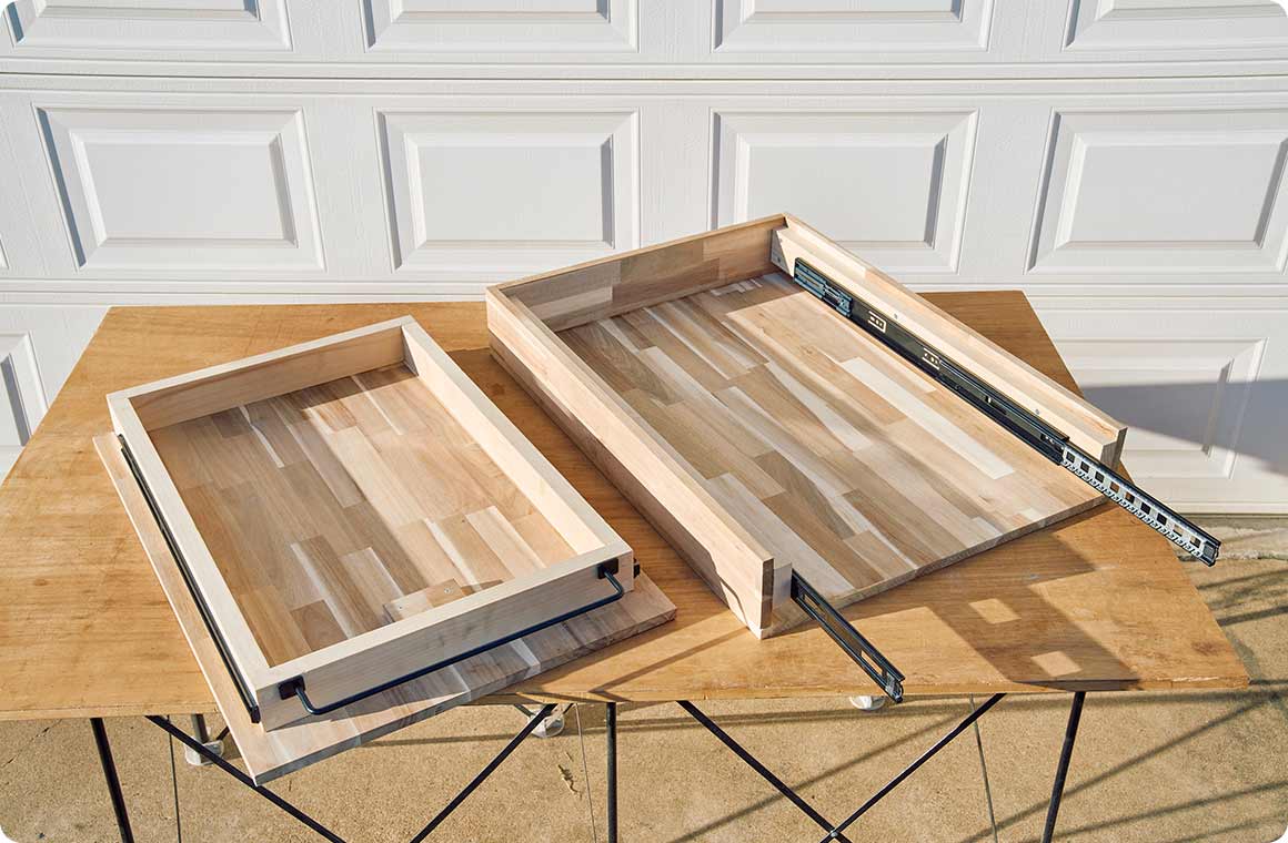 これで塗装前の作業工程は完了。右が本体で、左がスライドテーブル。