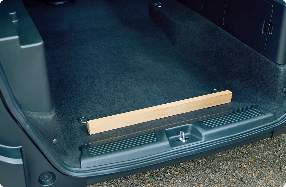 フリードのラゲッジスペースに、ラゲッジスペース段差調整板Cを配置する。 ※使用車両：FREED e:HEV CROSSTAR（2列シート車/FF）