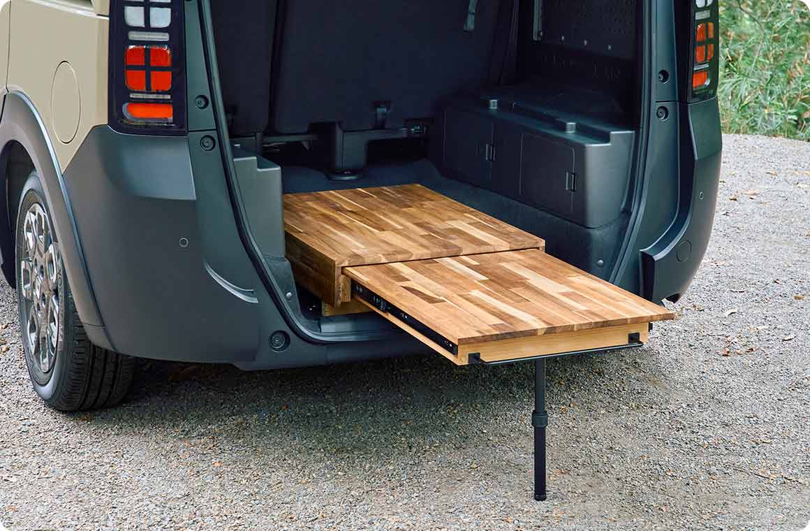 スライドテーブルの耐荷重は約45kg。アイアンハンドルは、シェラカップなど小物を引っ掛けて活用できる。