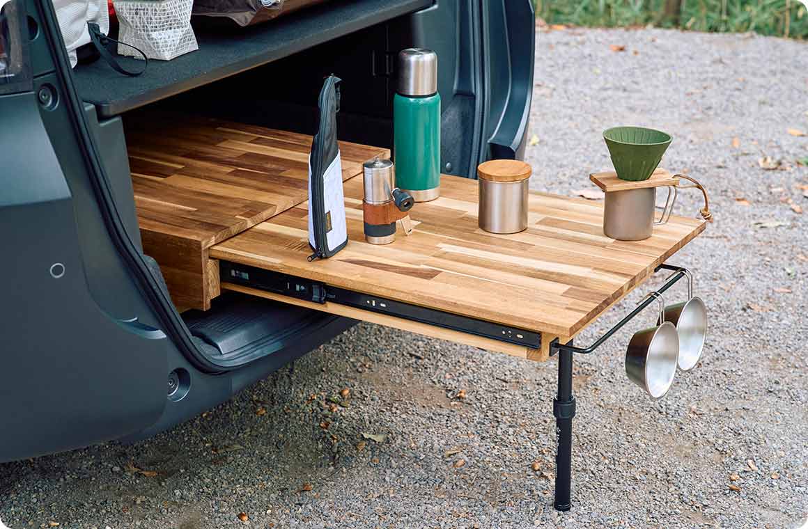 スライドテーブルの耐荷重は約45kg。アイアンハンドルは、シェラカップなど小物を引っ掛けて活用できる。