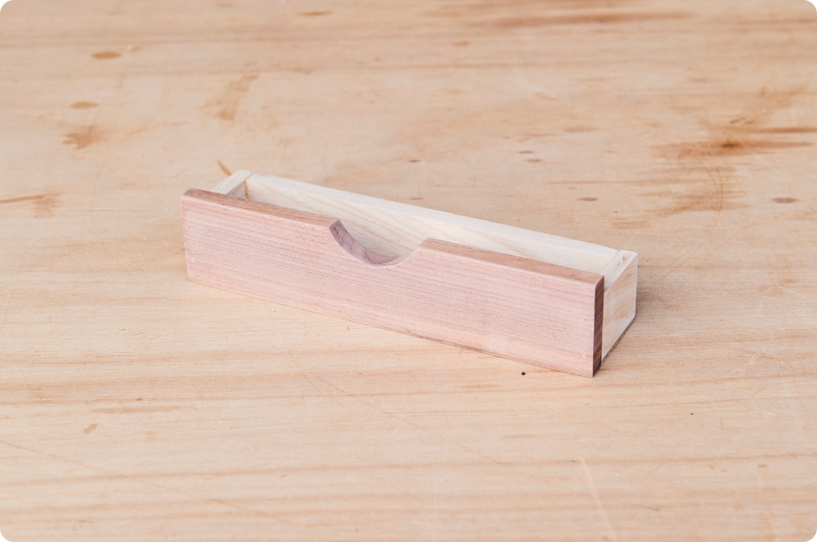 省スペースにするためにまず考えたのが、高さを使うこと。棚を2段にして、種類を多く収納できるようにします