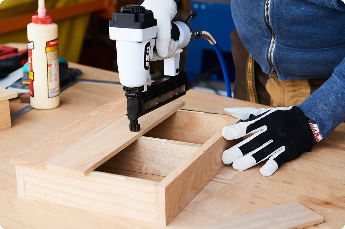 棚枠ができたら、背板の取り付け。背板は一枚板でもよいのですが、個性を出すために4枚の板を使って固定しました