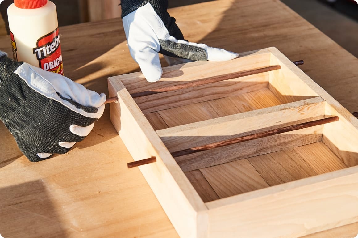 調味料の落下防止用の丸棒を取り付け、塗装を終えたら