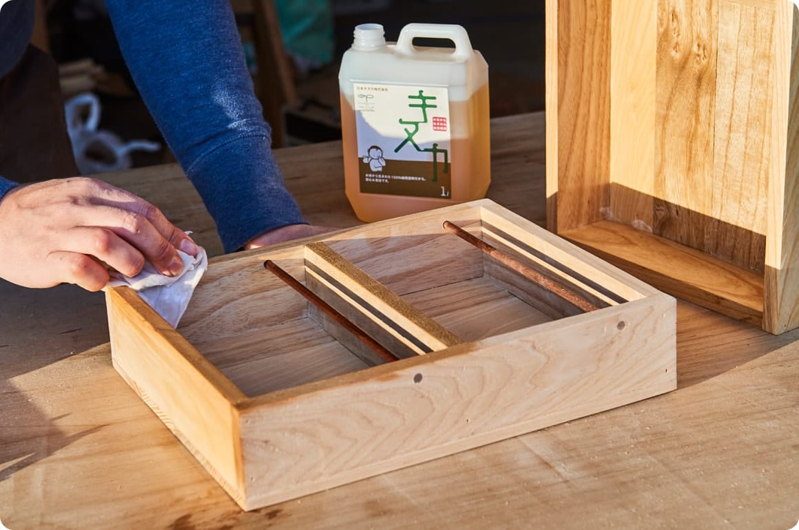 つの棚を蝶番で固定します