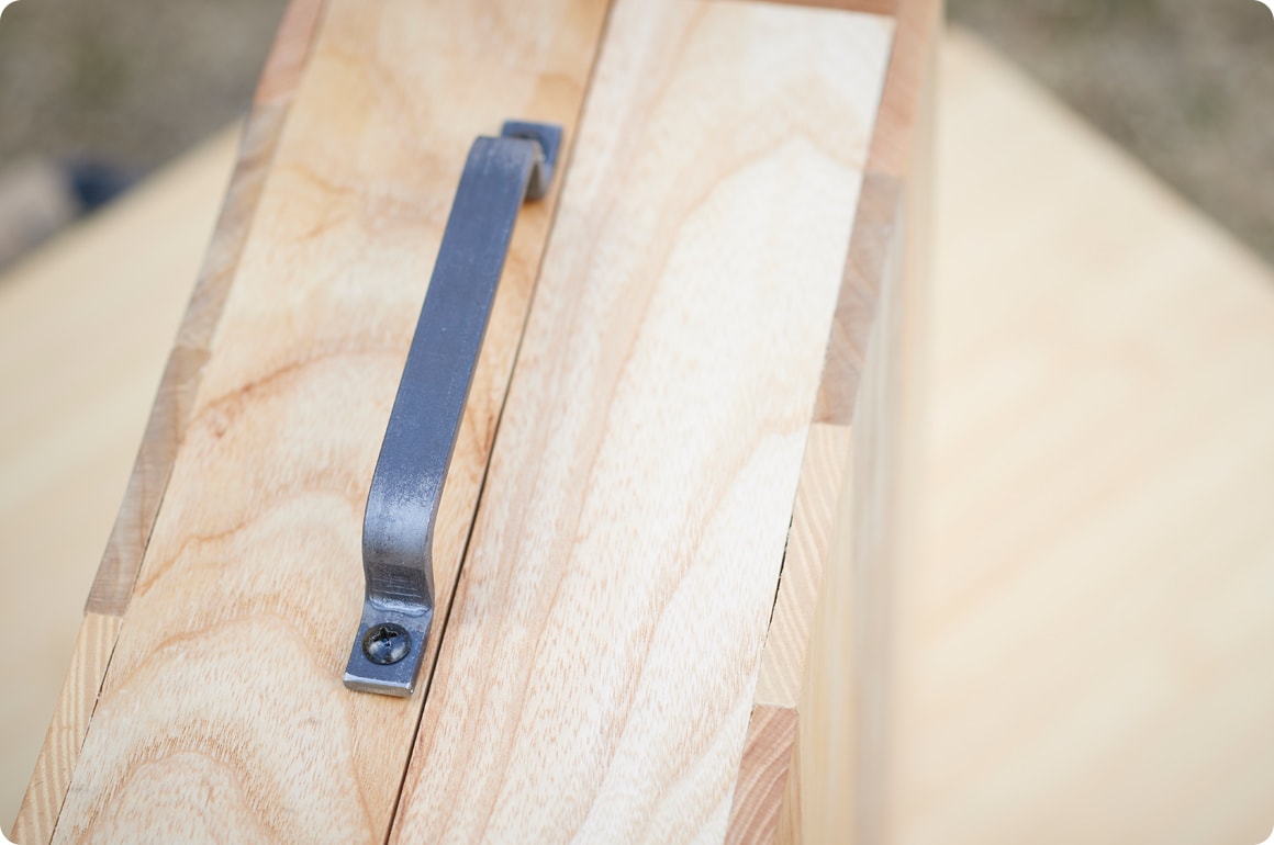 最後に、取っ手、留め具をビスで固定すれば完成です