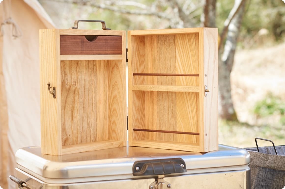 展開時の大きさがわかるよう、クーラーボックス（約50L）の上に置いてみました