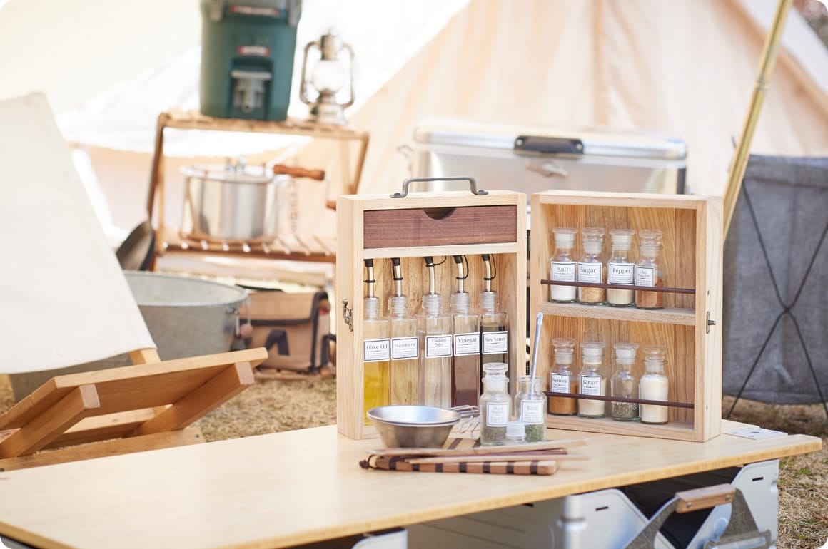 小瓶と液体調味料用のボトル、それぞれを同じもので統一したことでよりスタイリッシュになりました