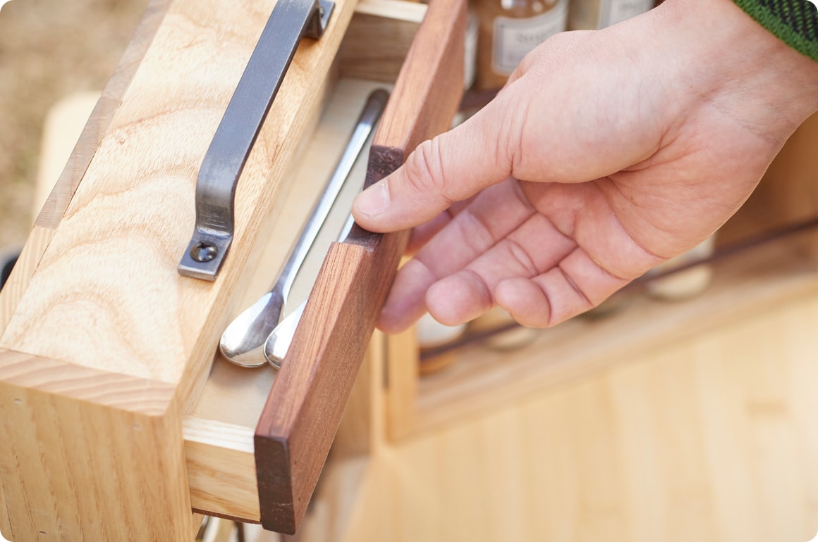 左の棚上段の引き出し