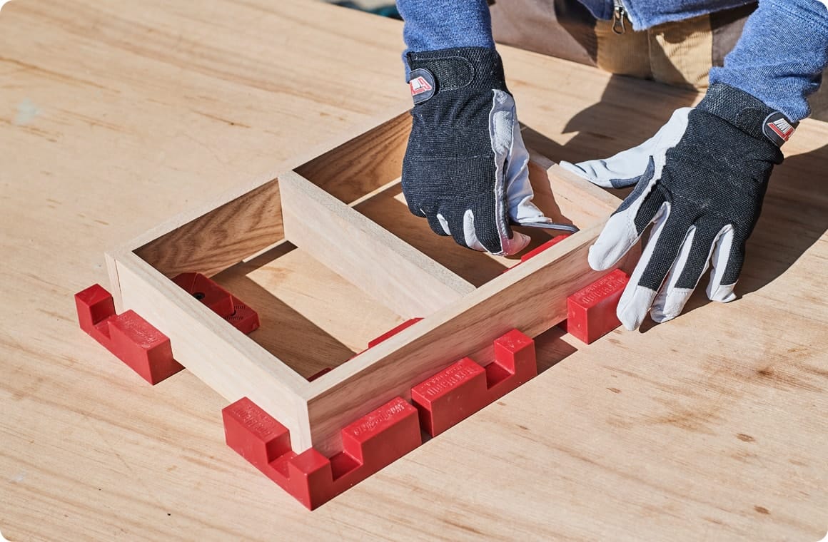 ボックスクランプで枠組みの位置を仮決めしたら