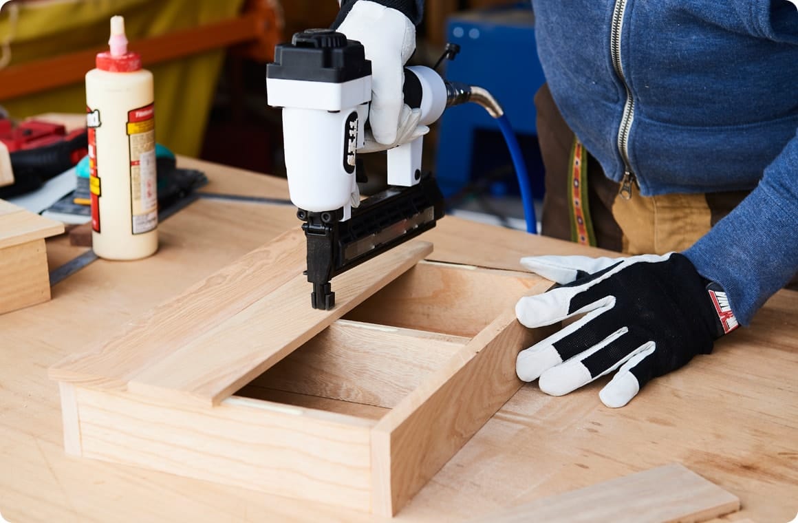 Cを一枚ずつ枠の背面部に取り付ける