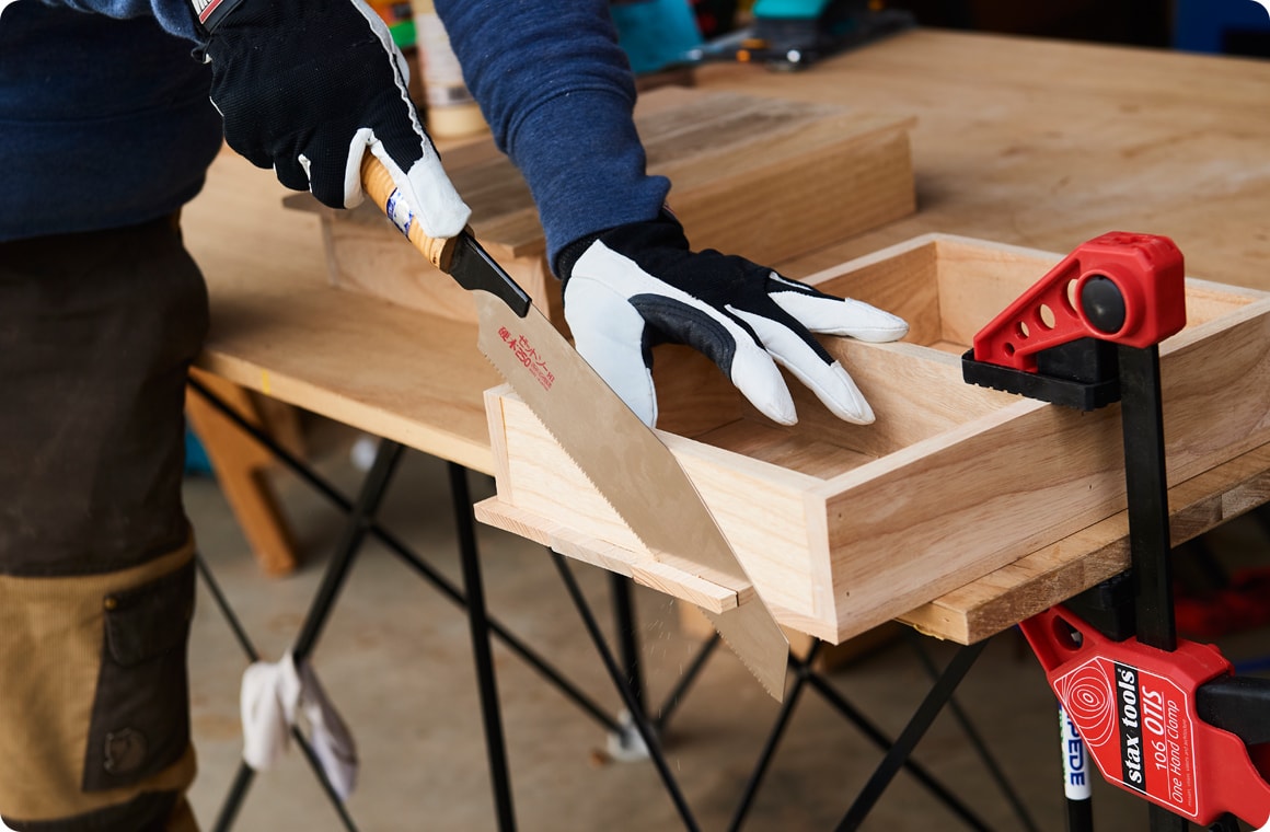 Cのはみ出した部分をノコギリでカットする